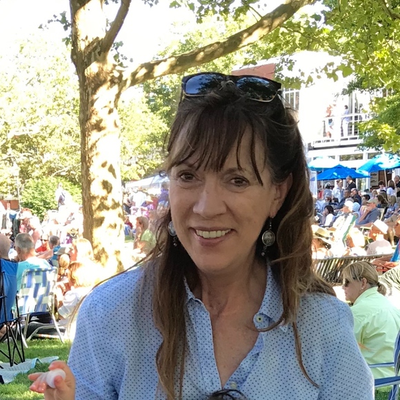 Meet your Posher, Debra - Picture 1 of 1